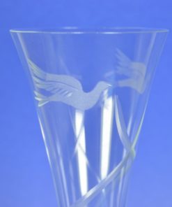 Bruidsglas met ingeslepen duiven en strikken