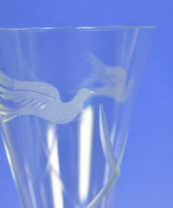 Bruidsglas met ingeslepen duiven en strikken