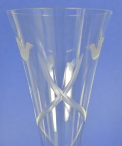 Bruidsglas met ingeslepen duiven en strikken