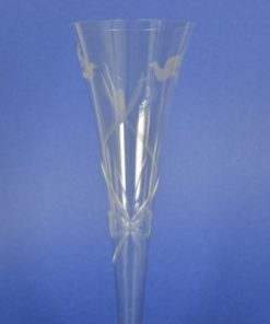 Bruidsglas met ingeslepen duiven en strikken