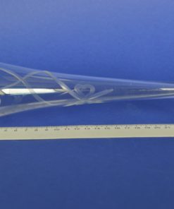 Bruidsglas met ingeslepen duiven en strikken