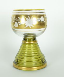 Roemer met groene stam en ingeslepen bloemen met goud