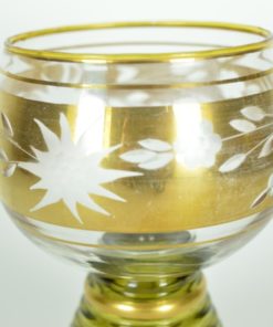 Roemer met groene stam ingeslepen bloemen met goud