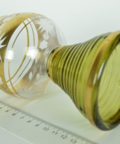 Roemer met groene stam en ingeslepen bloemen met goud