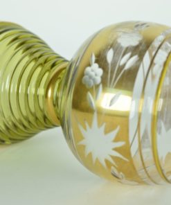 Roemer met groene stam en ingeslepen bloemen met goud