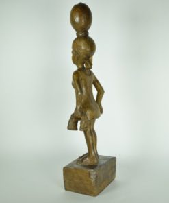 Afrikaanse vrouw met jurkje beeld van hout