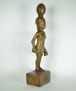 Afrikaanse vrouw met jurkje beeld van hout