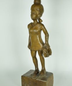 Afrikaanse vrouw met jurkje beeld van hout