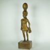Afrikaanse vrouw met jurkje beeld van hout