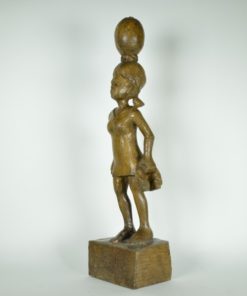 Afrikaanse vrouw met jurkje beeld van hout