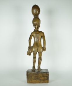 Afrikaanse vrouw met jurkje beeld van hout