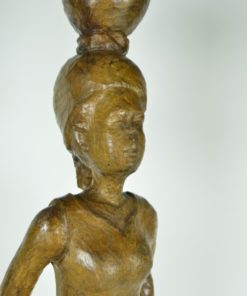 Afrikaanse vrouw met jurkje beeld van hout