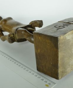 Afrikaanse vrouw met jurkje beeld van hout