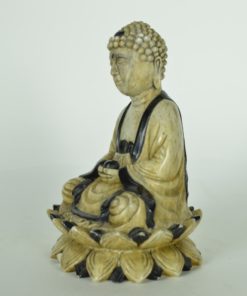 Boeddha van speksteen met zwarte bal