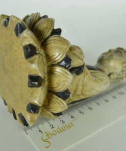 Boeddha van speksteen met zwarte bal