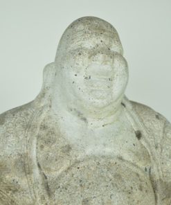 Lachende boeddha verweerd beton wit