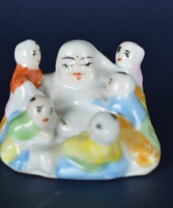Lachende Boeddha met kinderen klein porselein