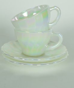 Kop en schotel klein wit opaline glas met parelmoer - set van twee