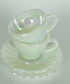 Kop en schotel klein wit opaline glas met parelmoer - set van twee