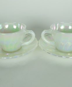Kop en schotel klein wit opaline glas met parelmoer - set van twee