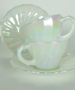 Kop en schotel klein wit opaline glas met parelmoer - set van twee