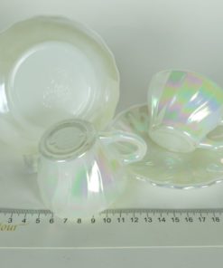 Kop en schotel klein wit opaline glas met parelmoer - set van twee