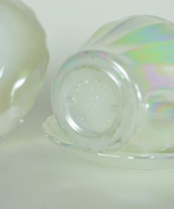 Kop en schotel klein wit opaline glas met parelmoer - set van twee