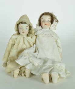 Poppen van porselein in witte kleding