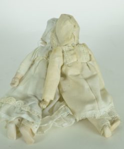 Poppen van porselein in witte kleding