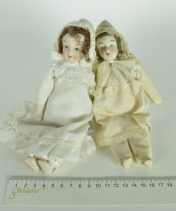 Poppen van porselein in witte kleding