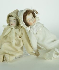 Poppen van porselein in witte kleding