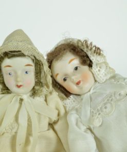 Poppen van porselein in witte kleding