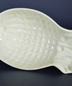 Antieke puddingvorm met ananas keramiek wit