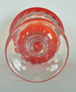 Vaas rood glas op kleurloze voet