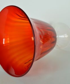 Vaas rood glas op kleurloze voet