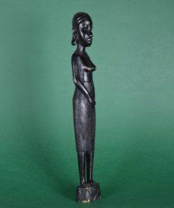 Afrikaans beeld Vrouw met gekruiste handen