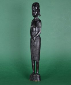 Afrikaans beeld Vrouw met gekruiste handen