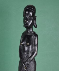 Afrikaans beeld Vrouw met gekruiste handen