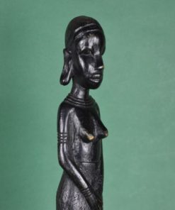 Afrikaans beeld Vrouw met gekruiste handen