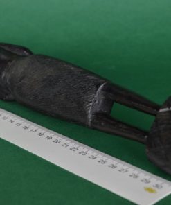 Afrikaans beeld Vrouw met gekruiste handen