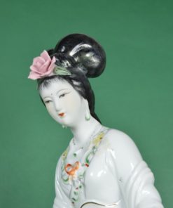 Japanse Geisha met Guzheng snaarinstrument