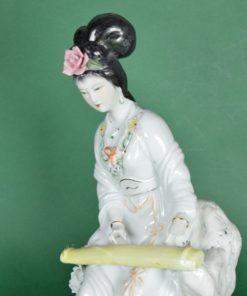 Japanse Geisha met Guzheng snaarinstrument