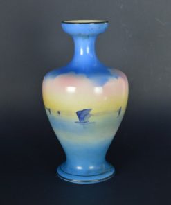 Vaas met waterdrager in blauw en roze - Porselein