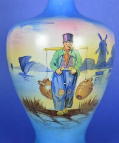 Vaas met waterdrager in blauw en roze - Porselein