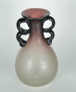 Vaas mondgeblazen paars glas