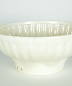 Puddingvorm met partjes aardewerk antiek