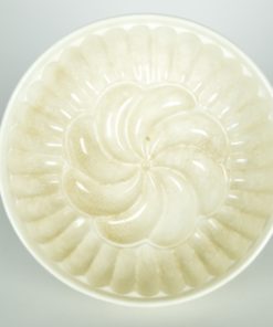 Puddingvorm met partjes aardewerk antiek