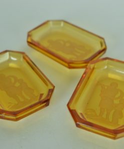 Zoutbakjes van amberkleurig intaglio glas