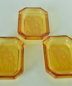 Zoutbakjes van amberkleurig intaglio glas