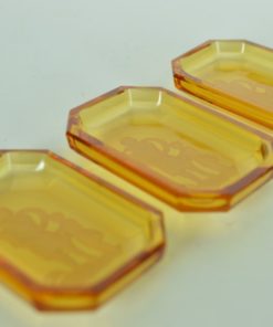 Zoutbakjes van amberkleurig intaglio glas